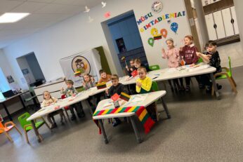 Nuo pirmos rodyklės iki atradimo: vaikų programavimo kelionė tarptautiniame eTwinning projekte „I Play, I Code“ – „Žaidžiu ir koduoju“